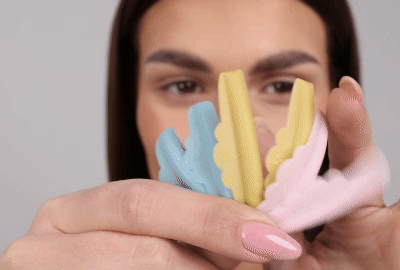 अपनी ऊपरी पलक पर सिलिकॉन रॉड लगाती मॉडल