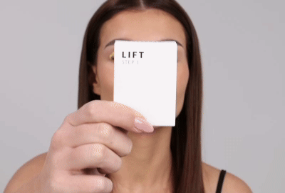 मॉडल लगाने का चरण 1 - पलकों पर लिफ्ट