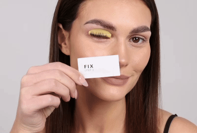 मॉडल लगाने का चरण 2 - पलकों पर लगाएं