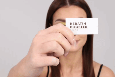 चरण 3 - पलकों पर केराटिन बूस्टर लगाने वाला मॉडल