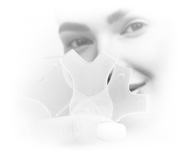 लिफ्टिंग कॉम्ब्स को कैमरे की ओर उठाए हुए एक महिला की ग्रे तस्वीर